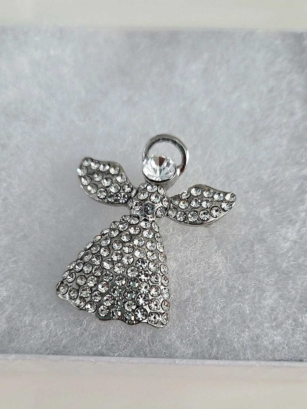 Rhinestone Angel Brooch in Silver Like New